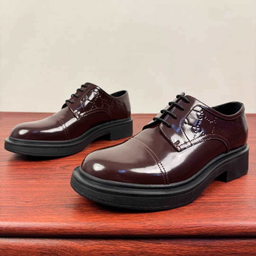 Batch 780 Gucci/Gucci new men's lace-up shoes with GG details, glossy cow leather derby shoes! Rooted in the brand's heritage, these men's lace-up shoes are crafted from premium open-edge beaded calf leather and feature GG-print embossed suede details in homage to Gucci's iconic monogram. The rubber sole decorated with GG pattern adds a touch of modern fashion to this design. Typical three-joint style design. European and American classic version, full calfskin lining. The overall upper texture is soft and the lining is comfortable and breathable. 2CM thickened soft rubber sole, easy to control. Versatile and stylish upper foot, multiple colors available to meet different matching needs, complete package! Size: 39-40-41-42-43-44 leather shoe size (38.45.46 can be customized) Item number: 7826Z open edge beads burgundy